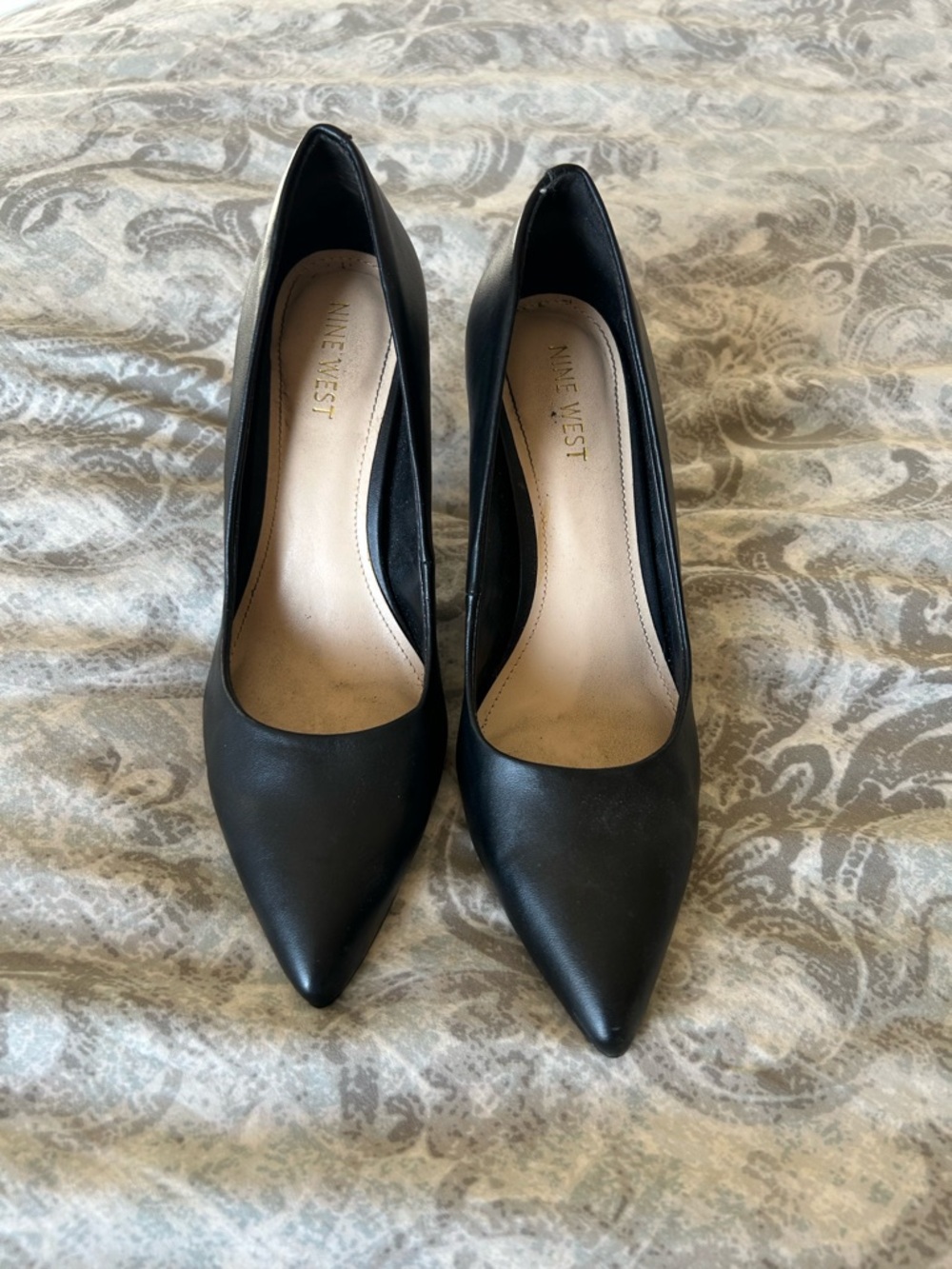 Nine West Black Pointed-Toe Classic Pumps size 8